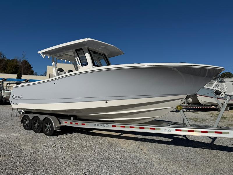 2026 Robalo 300 CC