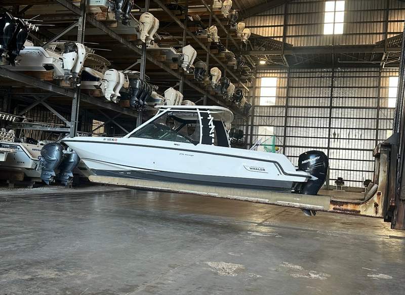 2016 Boston Whaler 270 Vantage