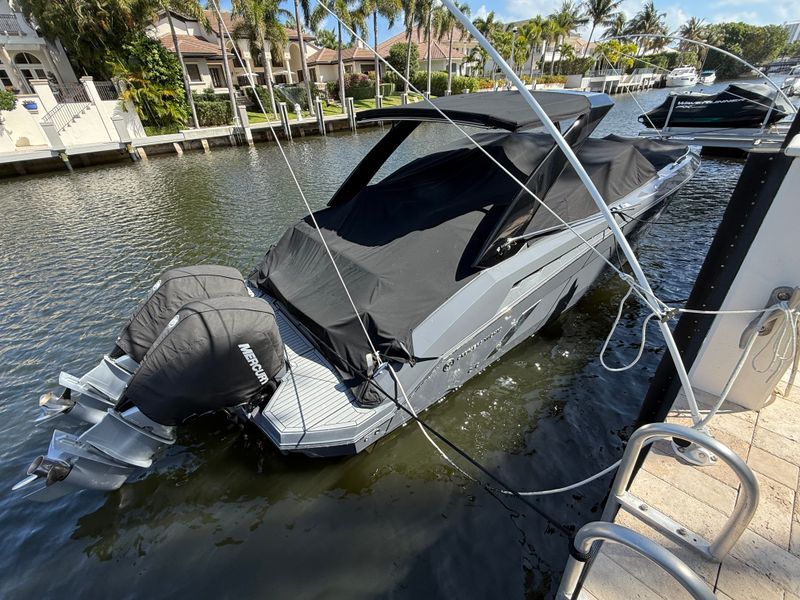 2021 Cruisers Yachts 338 South Beach