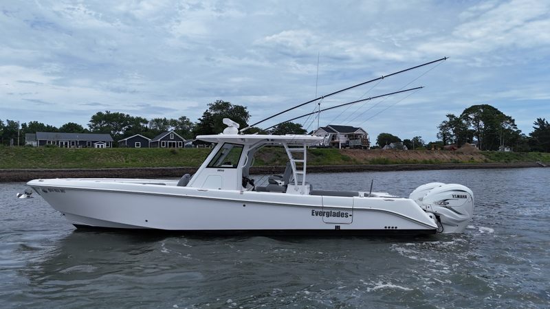 2022 Everglades 365 CC