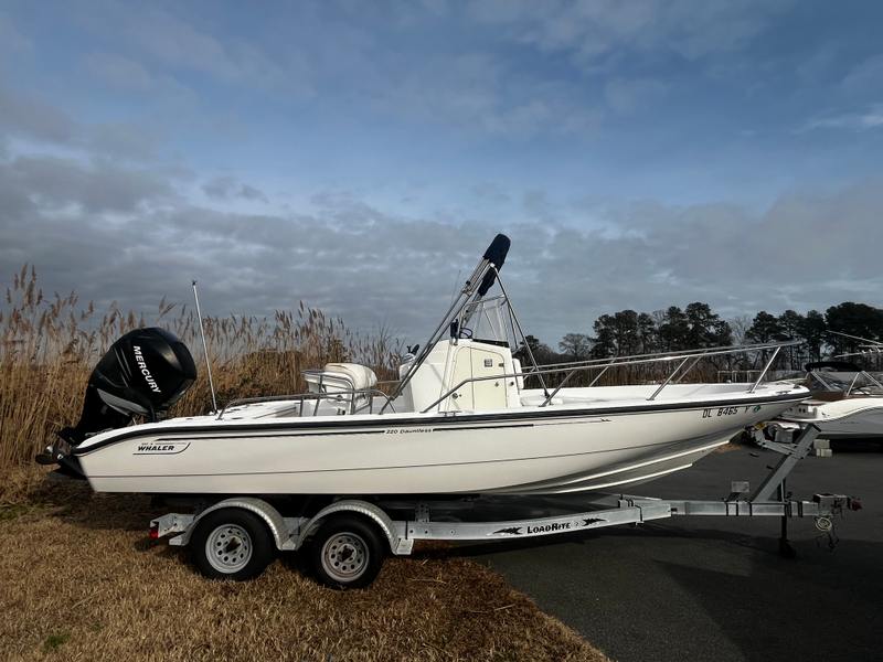 2005 Boston Whaler 220 Dauntless