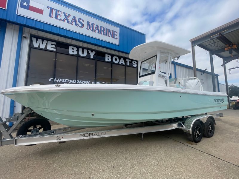 2025 Robalo 246 Cayman